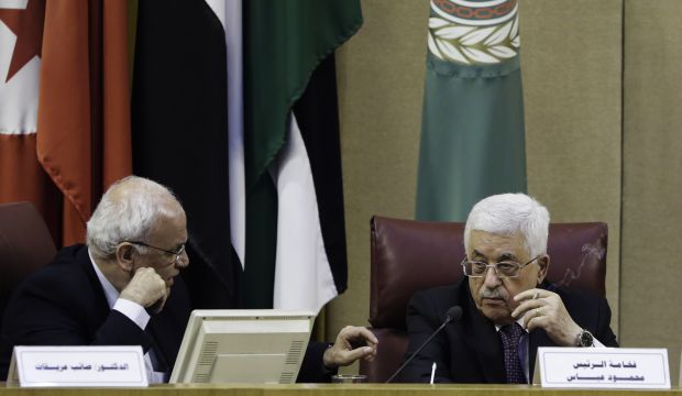 Palestinian President Mahmoud Abbas (R) talks with his chief negotiator Saeb Erekat (L) during an Arab foreign ministers' meeting at the Arab League headquarters in Cairo, Egypt, on January 15, 2015. (AP Photo/Amr Nabil)