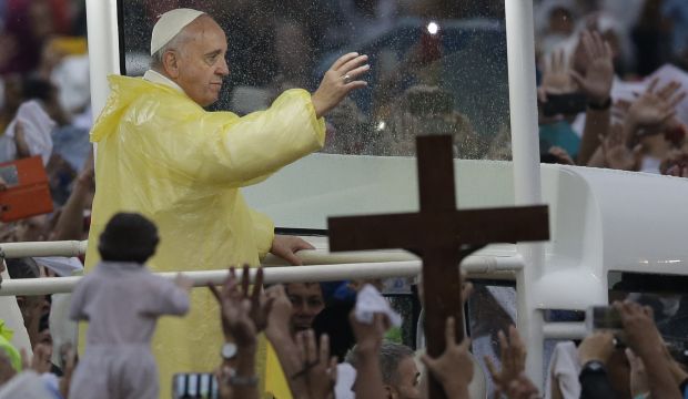 Pope Francis waves to the faithful after celebrated his final Mass in Manila, on January 18, 2015. (AP Photo/Bullit Marquez)