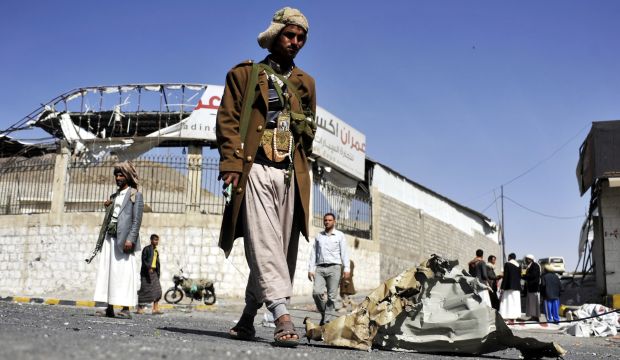 Members of the Houthi militia stand on a street near the Presidential Palace in Sana'a, Yemen, on January 20, 2015. ()EPA/STR)