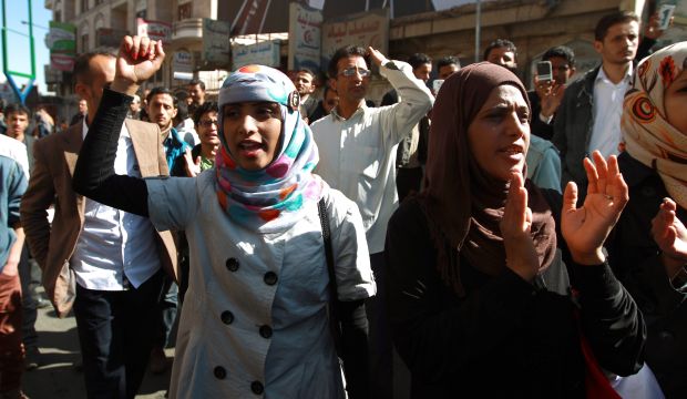 Yemeni women shout slogans during a rally against the occupation of the capital by Shi'ite Houthi rebels in Sana'a, on January 26, 2014. (AFP PHOTO / MOHAMMED HUWAIS)