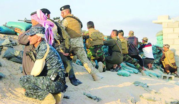 Iraqi tribal fighters take positions alongside police officers near Baghdad in Anbar province (Asharq Al-Awsat)