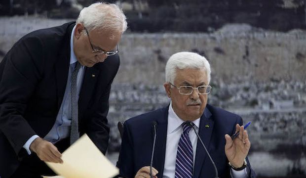 Palestinian President Mahmoud Abbas (R), joined by Palestinian chief peace negotiator Saeb Erekat, signs an application to the UN agencies in the West Bank city of Ramallah on April 1, 2014. (AP Photo/Majdi Mohammed, File)