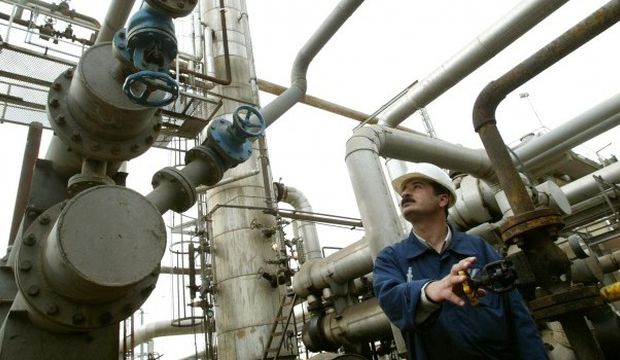 This file photo taken on March 12, 2003 shows an Iraqi Kurd working at an oil refinery in city of Suleimaniyah in the Kurdistan region in Iraq. (AFP Photo/Behrouz Mehri)