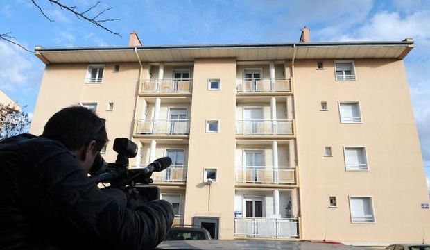 A man films on January 20, 2015 a building in Beziers, where a Russian Chechen suspected of preparing a terrorist attack was living before his January 19 arrest. Five Russian Chechens were placed under custody in Beziers and Saint-Jean-de-Vedas, outside Montpellier. (AFP PHOTO / PASCAL GUYOT)