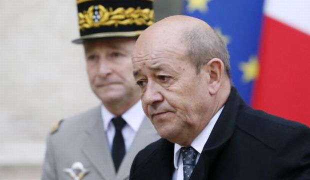 French Defence Minister Jean-Yves Le Drian flanked by French Army Chief of Staff General Pierre de Villiers, leaves the Elysee Palace after a security meeting with French President on January 12, 2015 in Paris. (AFP PHOTO / PATRICK KOVARIK)