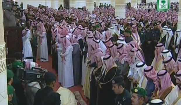 An image grab taken from Saudi state TV on January 23, 2015 shows mourners around the body of Saudi King Abdullah Bin Abdulaziz during his funeral procession at Prince Turki Bin Abdullah mosque in Riyadh. (AFP Photo/HO/Saudi TV)
