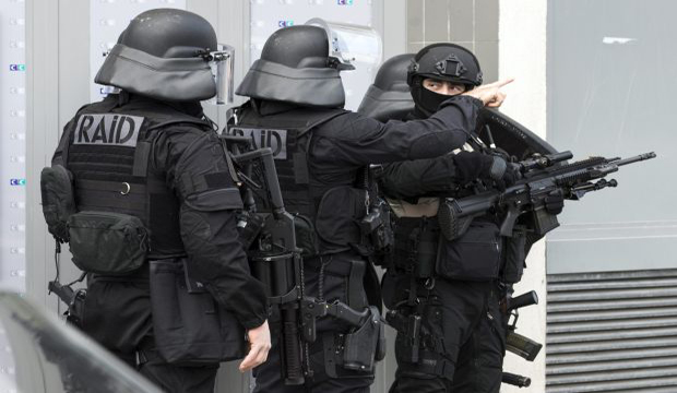 Police officers from the special RAID (Recherche, assistance, intervention, dissuasion) and BRI (Brigades de recherche et dintervention) units get ready as a hostage situation occurs in a post office in Colombes, in the North West of Paris, France, 16 January 2015. (EPA/Ian Langsdon)