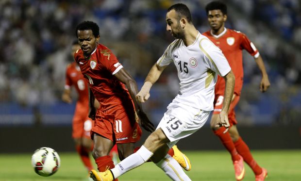 Justin Meram (R) of Iraq fights for the ball with Saad Al-Mukhaini of Oman during their Gulf Cup soccer match in Riyadh on November 17, 2014. (Reuters/Faisal Al Nasser)