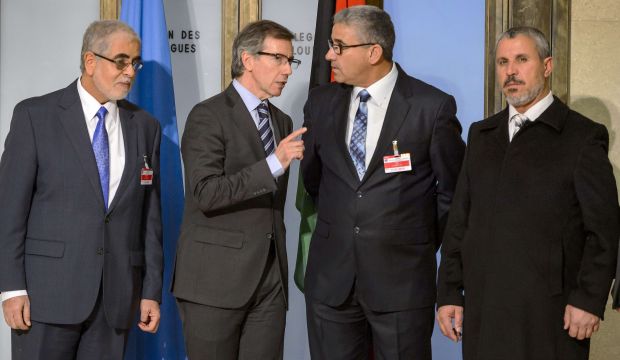UN special envoy for Libya Bernardino Leon (2nd L) speaks to Libyan delegates prior to talks on January 14, 2015 in Geneva. (AFP Photo/Fabrice Coffrini)