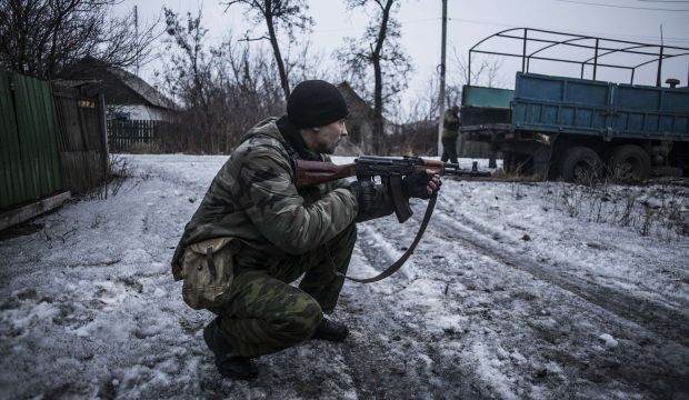 A pro-Russian separatist aims his rifle at a suspect car near the eastern Ukrainian city of Debaltseve, on January 28, 2015. (AFP Photo/Manu Brabo)