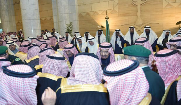 Saudi Arabia's new King Salman Bin Abdulaziz (C) is greeted by well-wishers during the pledge of allegiance ceremony at Governance Palace in Riyadh on January 23, 2015. (Asharq Al-Awsat)