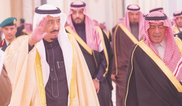 Saudi Arabia’s King Salman Bin Abdulaziz (L), Crown Prince Muqrin Bin Abdulaziz (R), and Deputy Crown Prince Muhammad Bin Naif greet Saudi Arabia’s new cabinet at the Yamama Palace in Riyadh, Saudi Arabia, on February 1, 2015. (SPA/Bandar Al-Gal’oud)