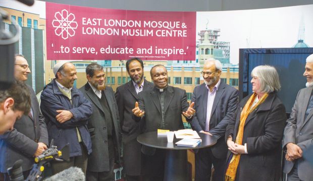 Visitors take part in a 'Visit My Mosque Day' event in a mosque in east London, on February 1, 2015. (James Hanna/Asharq Al-Awsat)