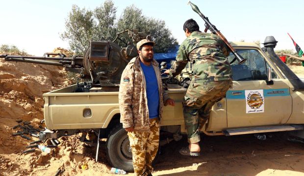 Fighters from the Libyan Dawn militia hold position during clashes with forces loyal to Libya's internationally recognized government, as they fight for the control of Al-Aqrabiyah area, west of the capital Tripoli, on February 4, 2015 (AFP Photo/Mahmud Turkia)