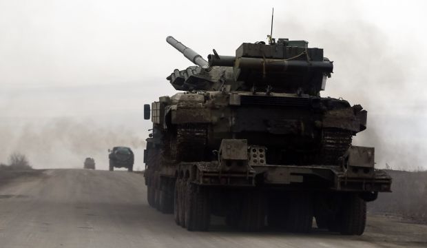 A Ukrainian tank is transported to the front line near the eastern Ukrainian town of Debaltseve, on February 5, 2015. (REUTERS/Gleb Garanich)