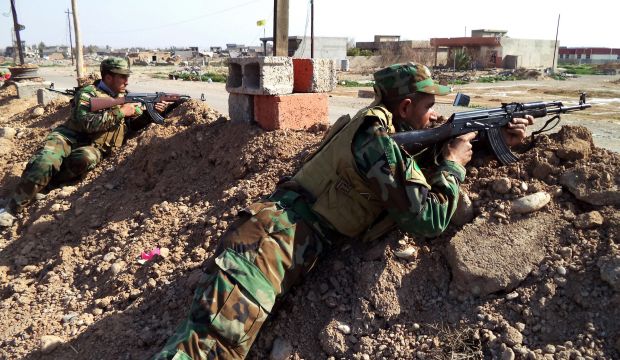 Volunteers from the Iraqi Shi'ite Badr Army militia take up position near Tikrit, northern Iraq, on February 6, 2015. (EPA/Ali Mohammed)