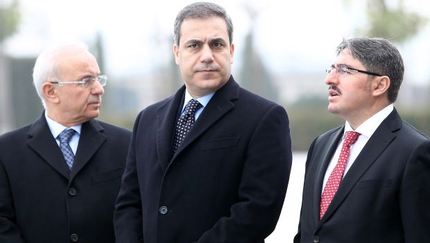 The former head of Turkey's MIT intelligence agency Hakan Fidan (C) standing in Ankara on December 19, 2014. (AFP PHOTO / ADEM ALTAN)