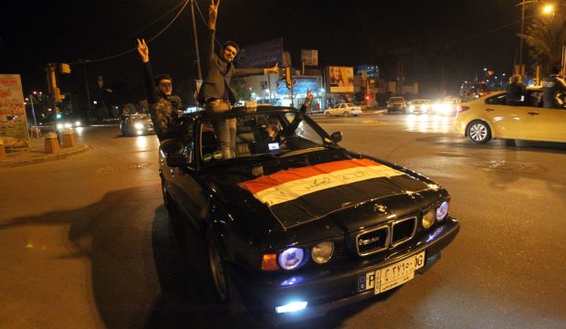 Iraqis celebrate the lifting of curfew in central Baghdad on February 8, 2015 (AFP PHOTOALI AL-SAADI)
