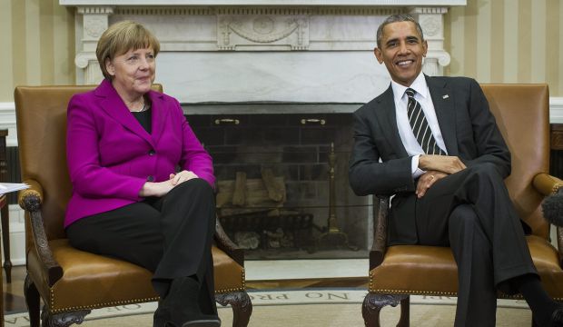 US President Barack Obama (R) and German Chancellor Angela Merkel (L) pose for a photo op before their meeting in the Oval Office of the White House in Washington, DC, on February 9, 2015. (EPA/JIM LO SCALZO)