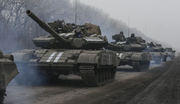 Ukrainian tanks patrol near Debaltseve, eastern Ukraine, on February 14, 2015. (Reuters/Gleb Garanich)