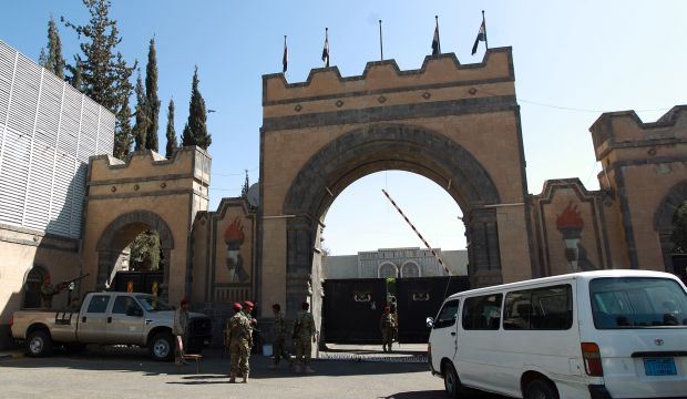 Yemeni soldiers loyal to the Houthi movement stand guard at the entrance of the presidential palace in the capital Sana'a, on February 16, 2015 (AFP Photo/Mohammed Huwais)