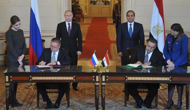 A handout picture taken on February 10, 2015 and released by the Egyptian Presidency shows Egyptian President Abdel-Fattah El-Sisi (3-R) and visiting Russian President Vladamir Putin (3-L) watching on as officials sign a statement of memorandum following a press conference in Cairo, Egypt. (AFP Photo/Egyptian Presidency/HO)