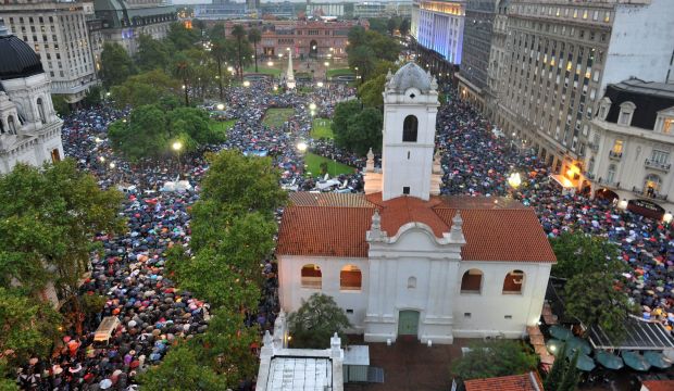 Thousands of demonstrators participate in a rally to pay homage to Prosecutor Alberto Nisman in Buenos Aires, Argentina, on February 18, 2015. (EPA/Ramiro Gomez)
