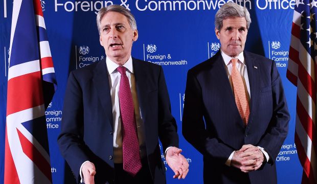 British Foreign Secretary Philip Hammond (L) with US Secretary of State John Kerry (R) during ISIS talks at Lancaster House in London, Britain, on January 22, 2015. (EPA/Andy Rain)