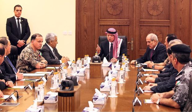 A handout picture released by the official Jordanian news agency, Petra, on February 4, 2015 shows King Abdullah II (C) during a meeting with his security chiefs in Amman. (AFP Photo) 