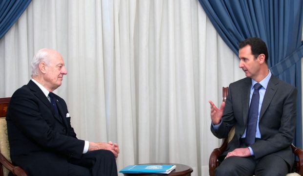 Syria President Bashar Al-Assad (R) meets with UN envoy to Syria Staffan de Mistura in Damascus on February 11, 2015. (EPA/SANA Handout)