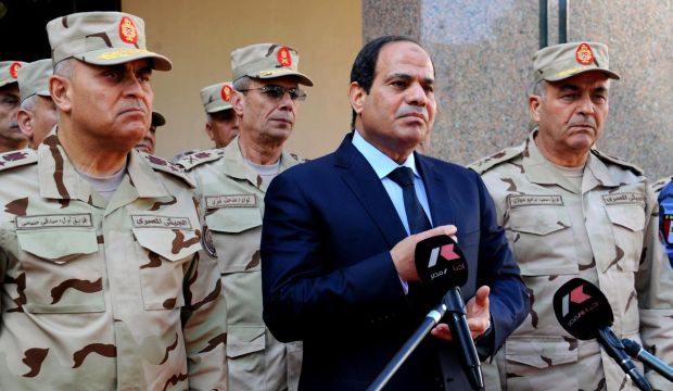 Egyptian President Abdel-Fattah El-Sisi (C), surrounded by top military generals, addresses journalists following an emergency meeting of the Supreme Council of the Armed Forces (SCAF) in Cairo, Egypt, on January 31, 2015. (AFP Photo)