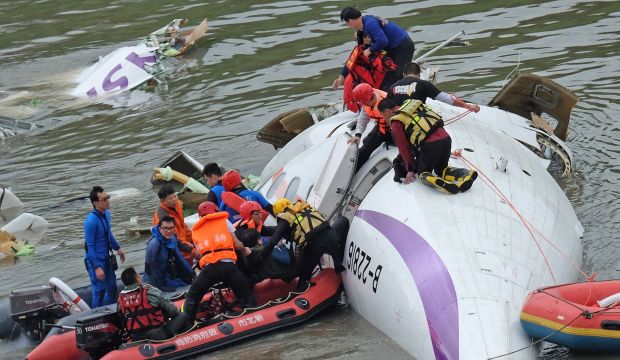 Rescue personnel remove an injured passenger from a TransAsia ATR 72-600 turboprop plane that crash-landed into a river outside Taiwan's capital Taipei in New Taipei City on February 4, 2015. (AFP Photo/Sam Yeh)