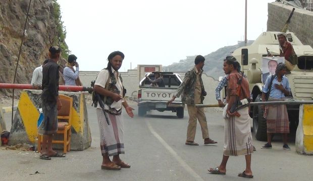 Armed supporters of Yemeni President Abd Rabbuh Mansur Hadi  in Aden on February 24, 2015. (AFP Photo/STR)
