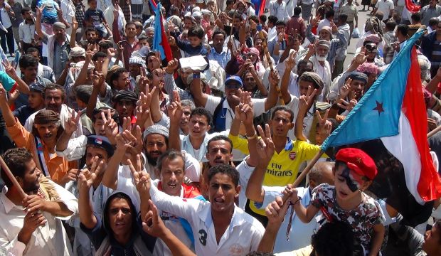 Yemeni supporters of the separatist southern movement demonstrate following Friday prayers on February 13, 2015, in Aden. (AFP Photo/STR)