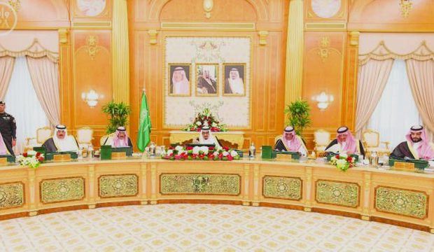 Saudi King Salman Bin Abdulaziz (C) heads a Saudi cabinet meeting in the capital Riyadh, on March 17, 2015. (Saudi Press Agency)  