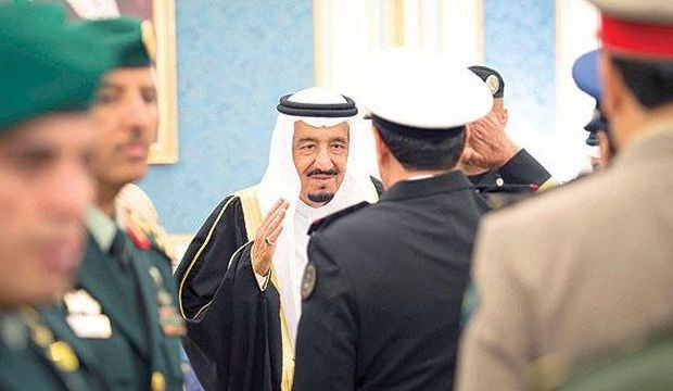 Saudi Arabia’s King Salman Bin Abdulaziz (C) greets members of the Saudi military at the Yamama Palace in Riyadh, Saudi Arabia, prior to his televised address to the nation, on March 10, 2015. (Asharq Al-Awsat/Bandar Galoud) 