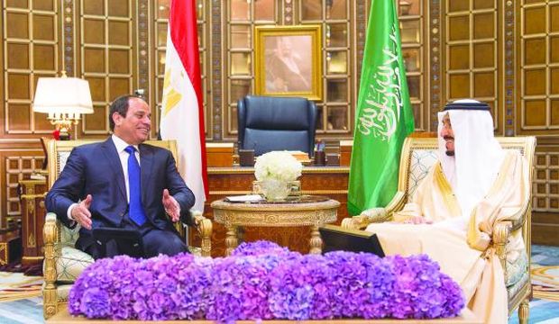 Egyptian President Abdel-Fattah El-Sisi (L) speaks with Saudi Arabia’s King Salman Bin Abdulaziz at the Royal Palace in Riyadh, Saudi Arabia, on March 1, 2015. (Asharq Al-Awsat/Bandar Al-Galoud) 