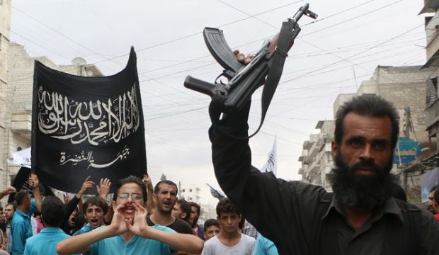 Supporters of the Al-Nusra Front take part in a protest against Syrian President Bashar Al-Assad and the international coalition in Aleppo, Syria, on September 26, 2014. (AFP Photo/Fadi Al-Halabi)
