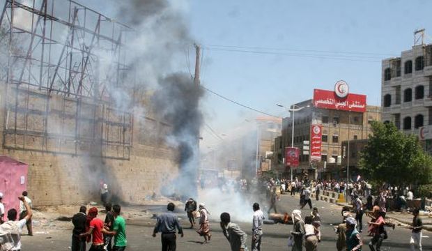 Anti-Houthi protesters demonstrate in Yemen's southwestern city of Taiz on March 22, 2015, after Houthi fighters opposed to Yemen's President Abd Rabbuh Mansur Hadi took over the city. (Reuters/Anees Mahyoub)