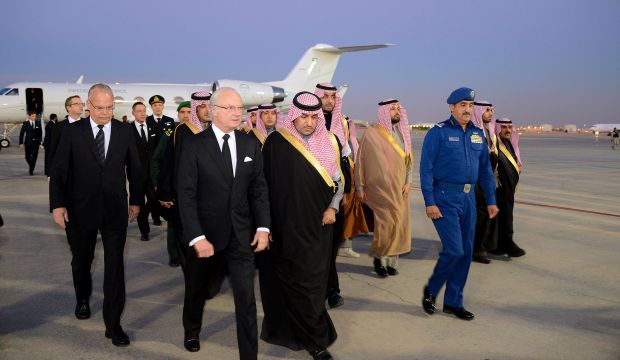 Sweden's King Carl XVI Gustaf (2nd L) arrives to offer condolences after the death of Saudi King Abdullah in Riyadh January 24, 2015. King Abdullah bin Abdulaziz died early on Friday after a short illness. (Reuters/SPA)