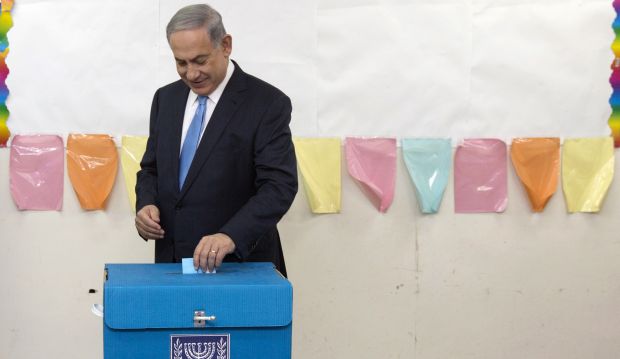 Israeli Prime Minister Benjamin Netanyahu casts his vote during Israel's parliamentary elections in Jerusalem on March 17, 2015. (AFP Photo/Pool/Sebastian Scheiner) 