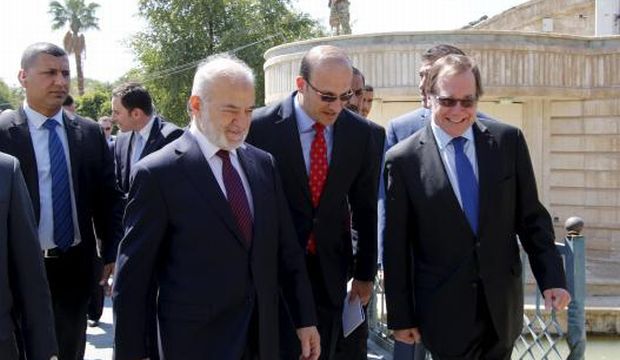 Iraqi Foreign Minister Ibrahim al-Jaafari (L) walks with New Zealand Foreign Minister Murray McCully during a news conference in Baghdad March 23, 2015. (Reuters)