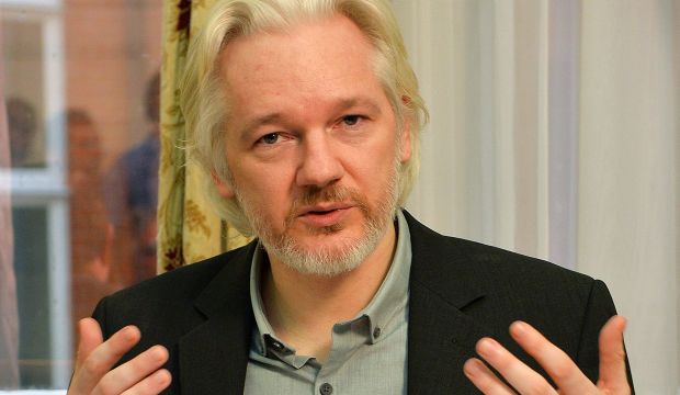WikiLeaks founder Julian Assange gestures during a press conference inside the Ecuadorian Embassy in London on August 18, 2014. (AFP Photo/Pool/John Stillwell)