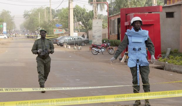 Security officials secure the site near La Terrasse restaurant where militants killed five people, including a French citizen and a Belgian citizen, in a gun attack in Bamako March 7, 2015. (Reuters/Adama Diarra)