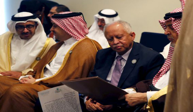Yemen's Foreign Minister Riyadh Yassin (C) looks on before meeting ahead of the Arab League summit in Sharm El-Sheikh, in the South Sinai governorate, on March 26, 2015. (Reuters/Amr Abdallah Dalsh)