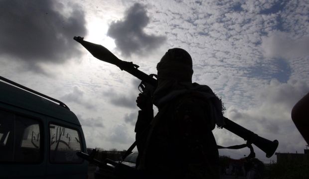 A member of the southern tribal militia loyal to Yemeni President Abd Rabbuh Mansur Hadi carries a RPG-7 during clashes in the southern port city of Aden, Yemen, on March 19, 2015. (EPA/STR)