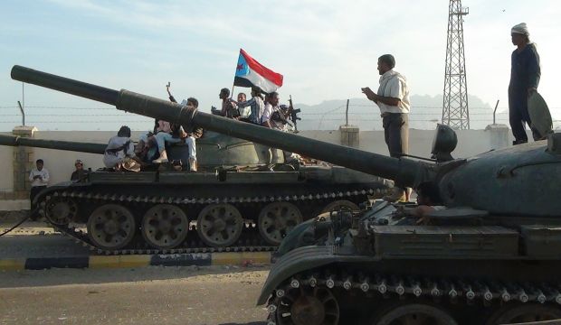 Militiamen loyal to President Hadi drive tanks outside the Special Security Forces base in Aden on March 19, 2015. (AFP Photo/STR)