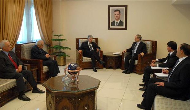 An image released by the Syrian state news agency SANA on April 7, 2015, shows Syrian Deputy Foreign Minister Faisal Mekdad (C-R) meeting with a PLO delegation in Damascus. (AFP Photo/HO/SANA)
