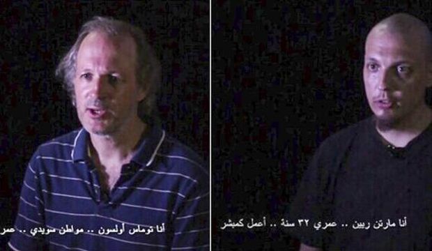 An image grab made available on April 26, 2015 from video footage from a kidnapper's video broadcast by the Swedish Broadcasting Corporation shows freed Swedish nationals Martin Reen (L) and Thomas Olsson, who were held hostage by Syrian jihadists since December 2013. (AFP Photo/Swedish Broadcasting Corporation)
