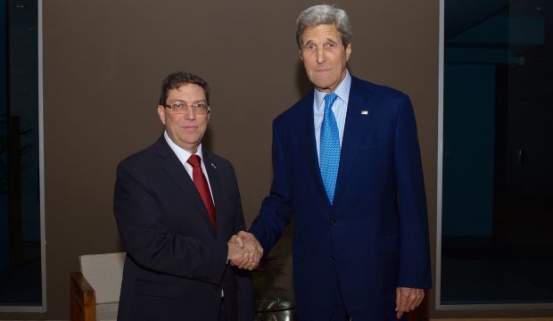 US Secretary of State John Kerry (R) shakes hands with Cuban Foreign Minister Bruno Rodríguez on April 9, 2015 in Panama City, Panama. (AFP Photo/ Handout/US State Department)